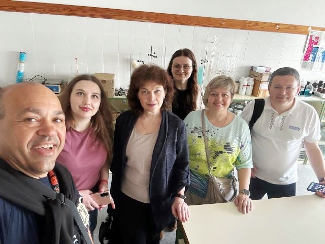 У лабораторії